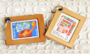 切手キーホルダー